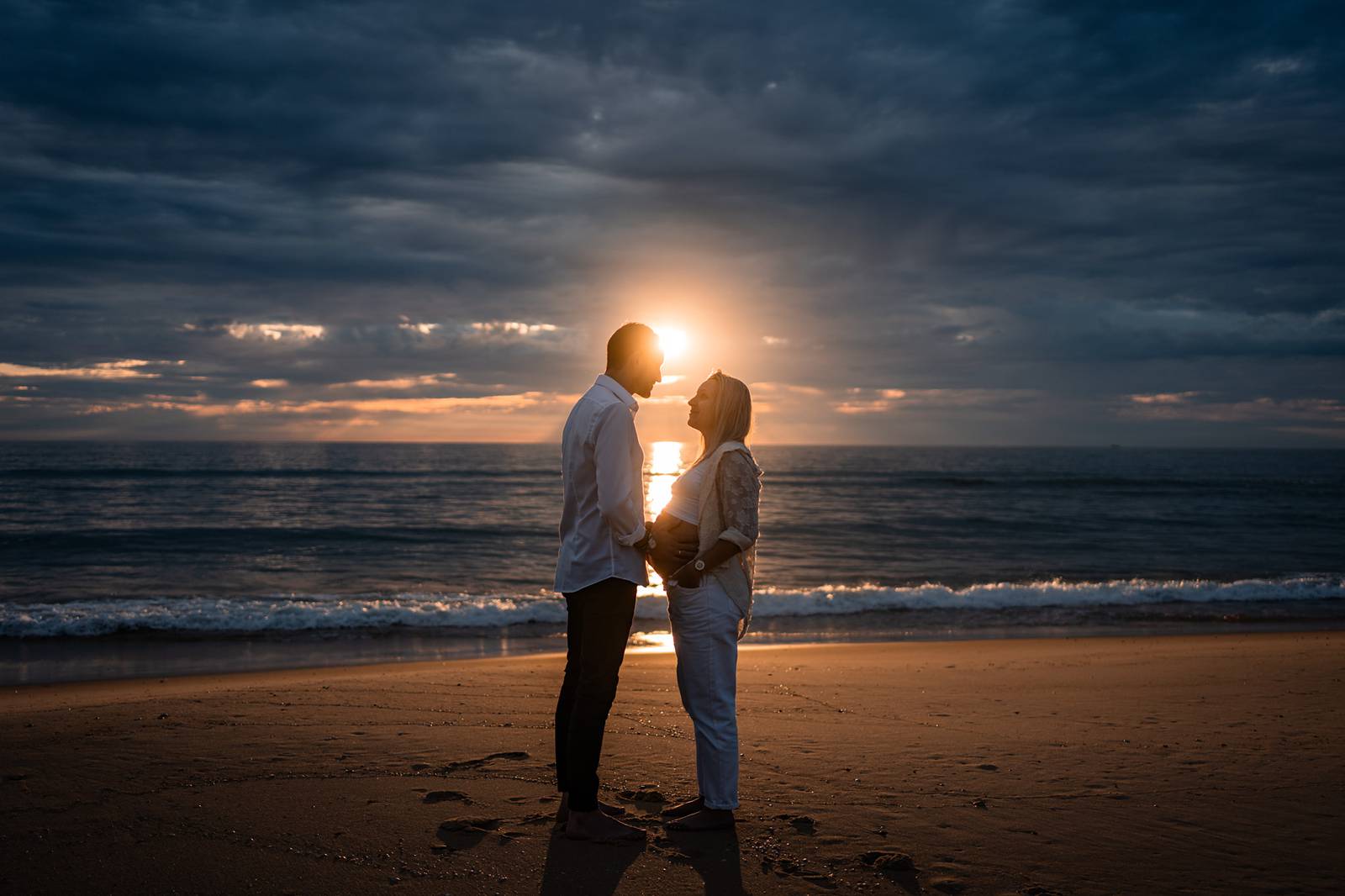 La séance photos de grossesse de Camille et Pierre-Quentin en forêt et sur la plage, au Porge, avant l'arrivée de leur petit garçon Mauro !