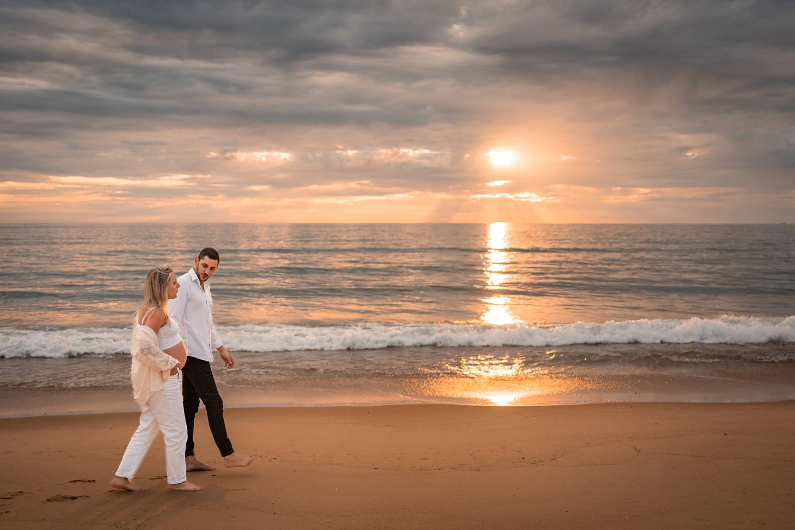 La séance photos de grossesse de Camille et Pierre-Quentin en forêt et sur la plage, au Porge, avant l'arrivée de leur petit garçon Mauro !