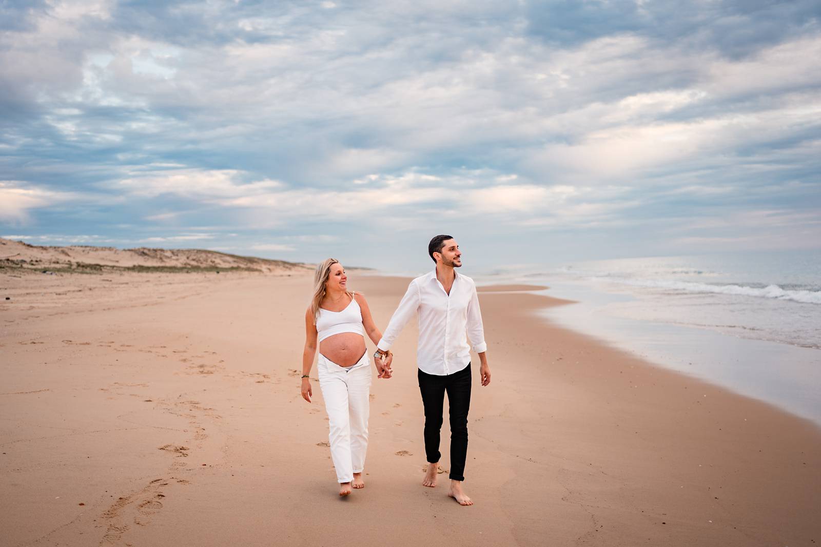 La séance photos de grossesse de Camille et Pierre-Quentin en forêt et sur la plage, au Porge, avant l'arrivée de leur petit garçon Mauro !