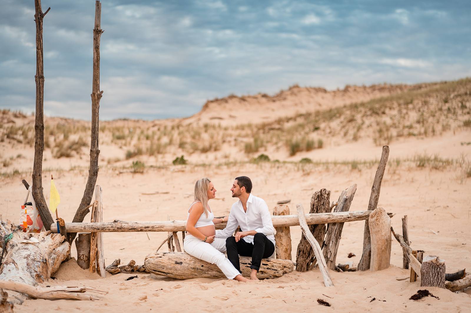 La séance photos de grossesse de Camille et Pierre-Quentin en forêt et sur la plage, au Porge, avant l'arrivée de leur petit garçon Mauro !