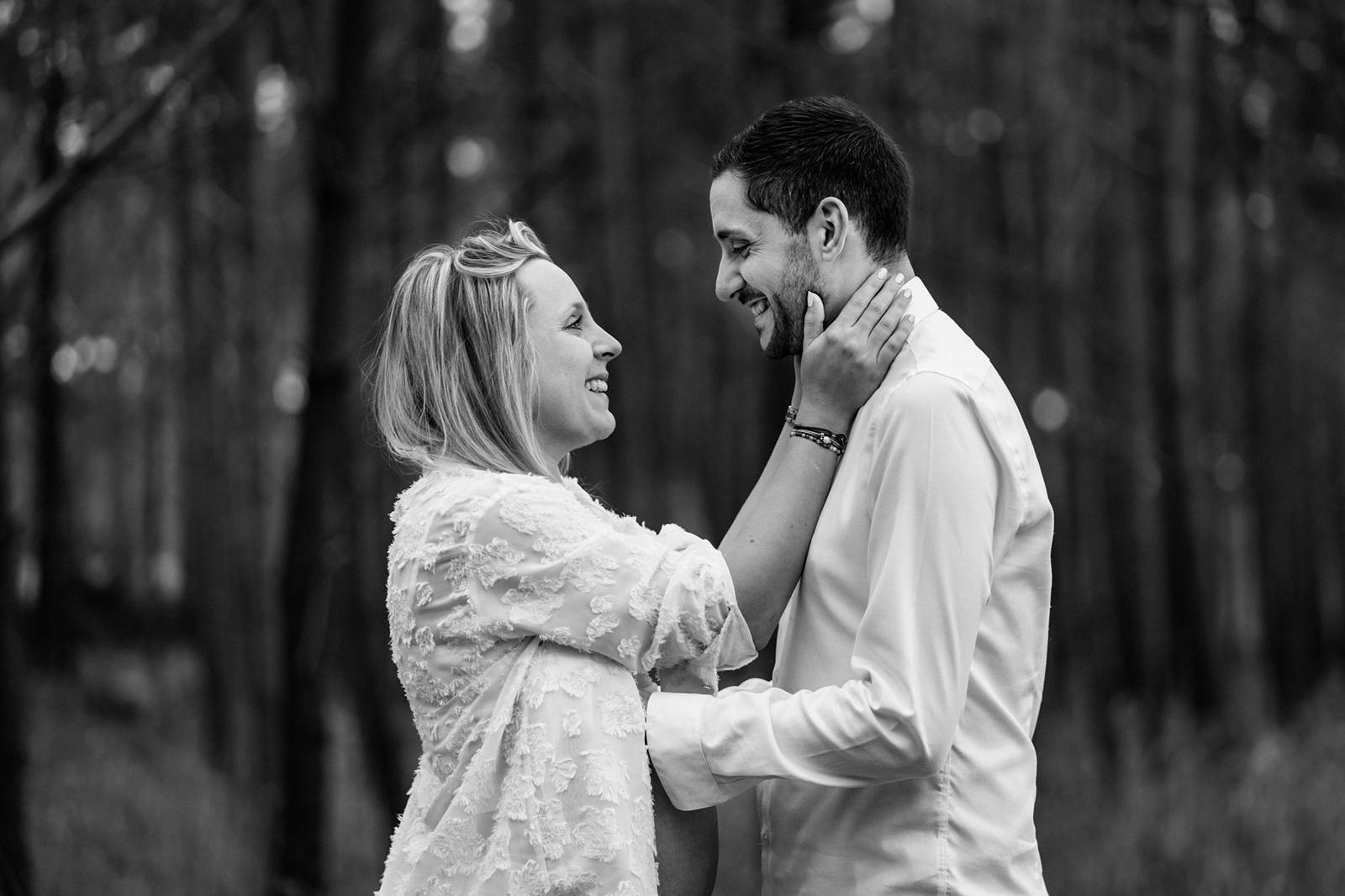 La séance photos de grossesse de Camille et Pierre-Quentin en forêt et sur la plage, au Porge, avant l'arrivée de leur petit garçon Mauro !