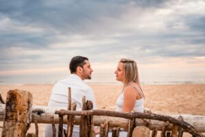 La séance photos de grossesse de Camille et Pierre-Quentin en forêt et sur la plage, au Porge, avant l'arrivée de leur petit garçon Mauro !