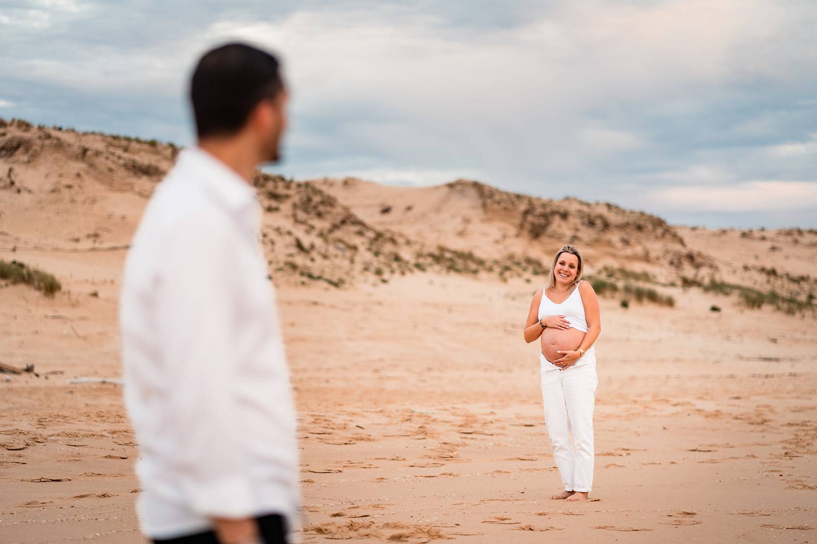 La séance photos de grossesse de Camille et Pierre-Quentin en forêt et sur la plage, au Porge, avant l'arrivée de leur petit garçon Mauro !