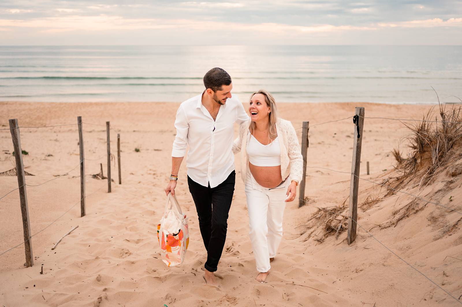 La séance photos de grossesse de Camille et Pierre-Quentin en forêt et sur la plage, au Porge, avant l'arrivée de leur petit garçon Mauro !