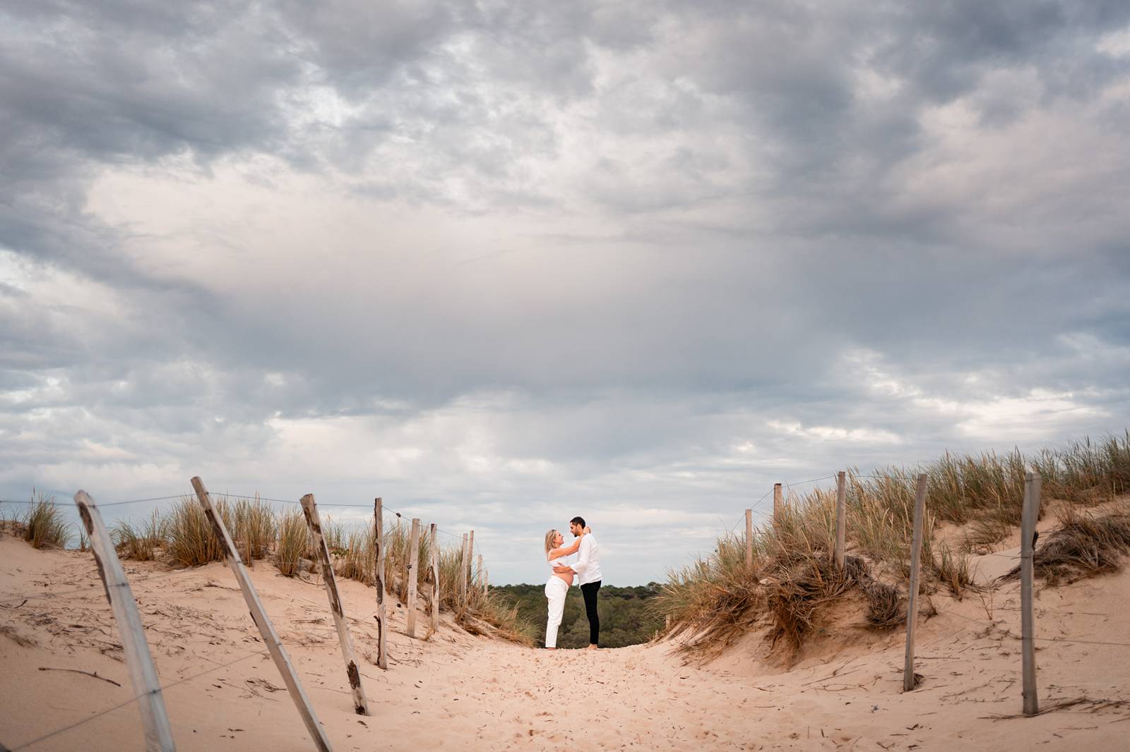 La séance photos de grossesse de Camille et Pierre-Quentin en forêt et sur la plage, au Porge, avant l'arrivée de leur petit garçon Mauro !