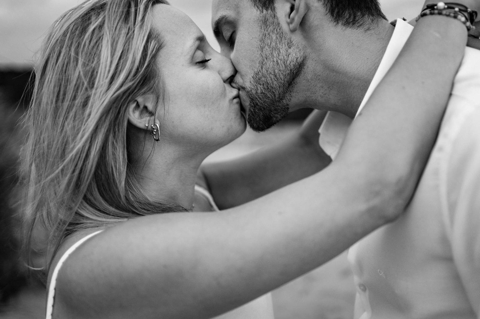 La séance photos de grossesse de Camille et Pierre-Quentin en forêt et sur la plage, au Porge, avant l'arrivée de leur petit garçon Mauro !