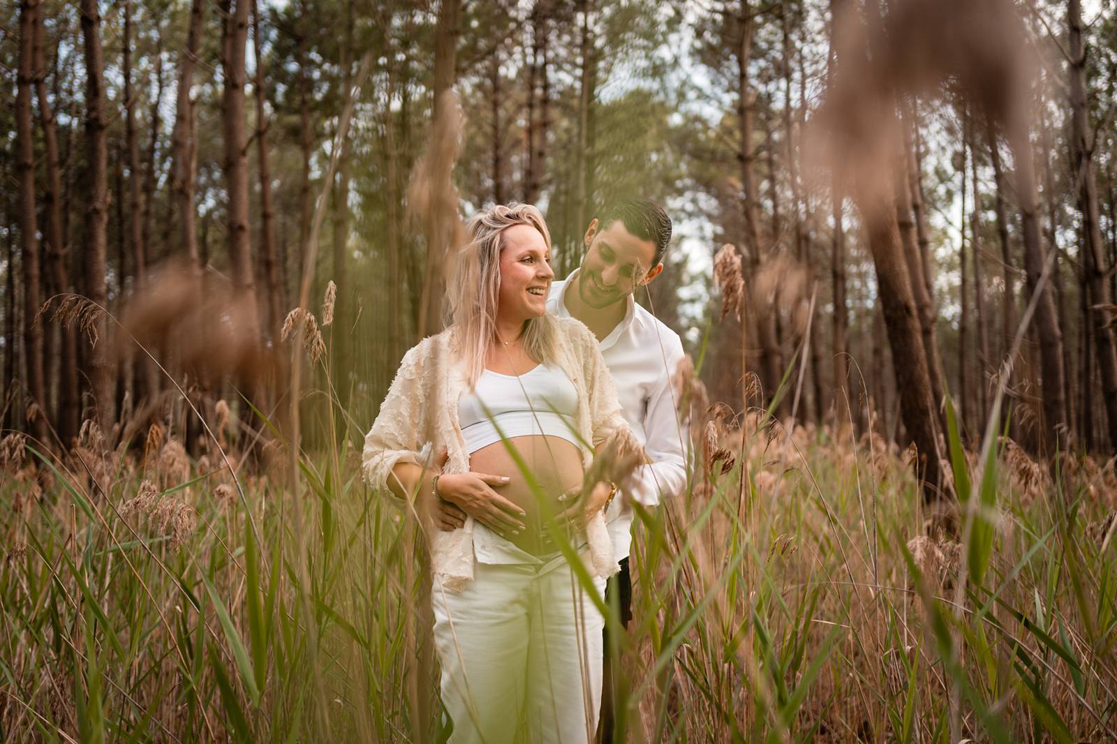 La séance photos de grossesse de Camille et Pierre-Quentin en forêt et sur la plage, au Porge, avant l'arrivée de leur petit garçon Mauro !