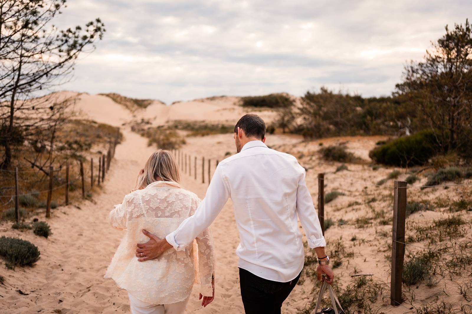 La séance photos de grossesse de Camille et Pierre-Quentin en forêt et sur la plage, au Porge, avant l'arrivée de leur petit garçon Mauro !