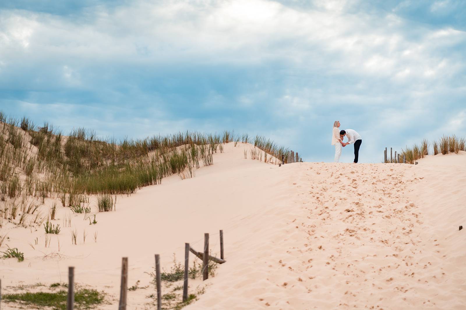 La séance photos de grossesse de Camille et Pierre-Quentin en forêt et sur la plage, au Porge, avant l'arrivée de leur petit garçon Mauro !