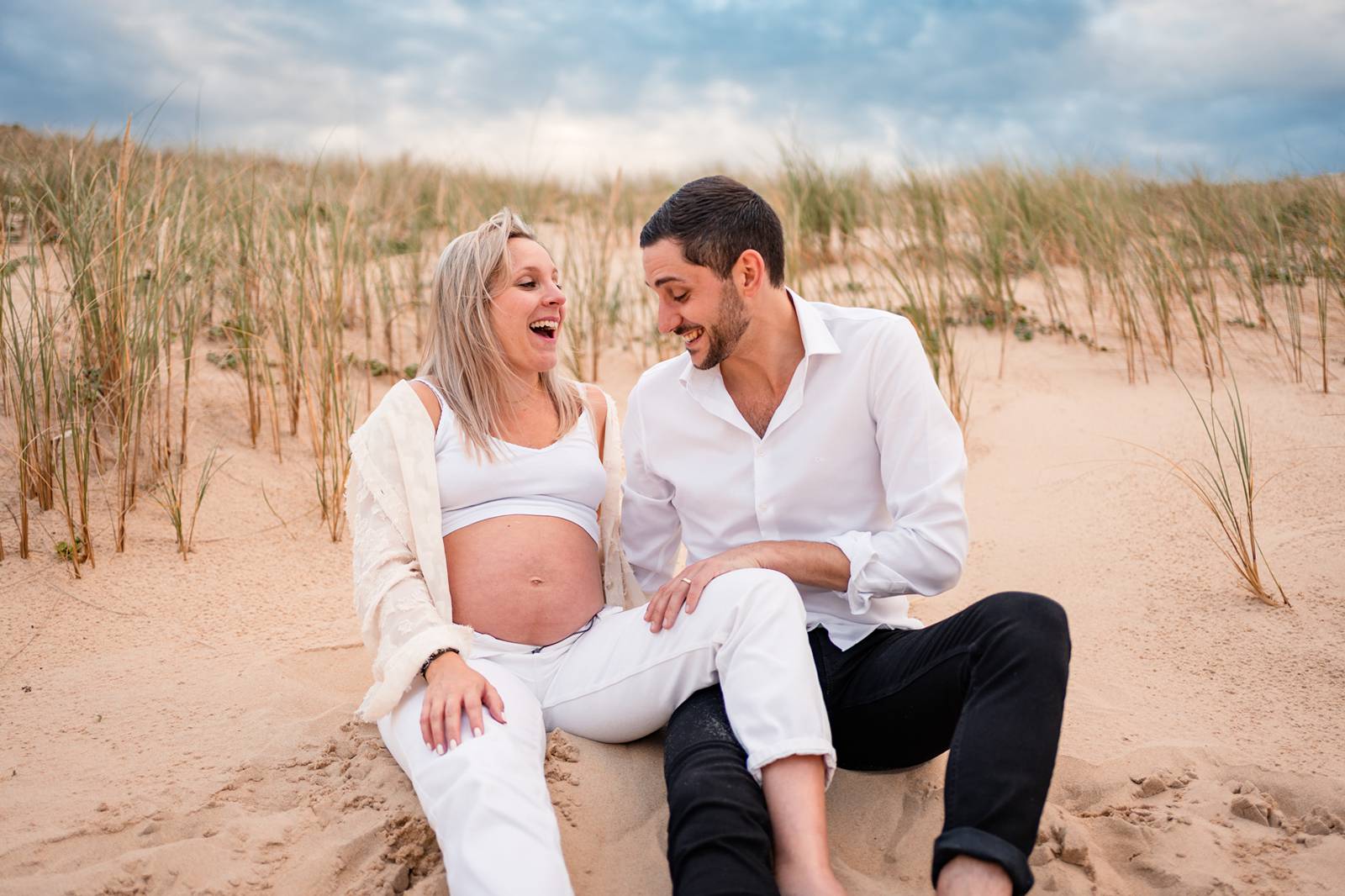 La séance photos de grossesse de Camille et Pierre-Quentin en forêt et sur la plage, au Porge, avant l'arrivée de leur petit garçon Mauro !