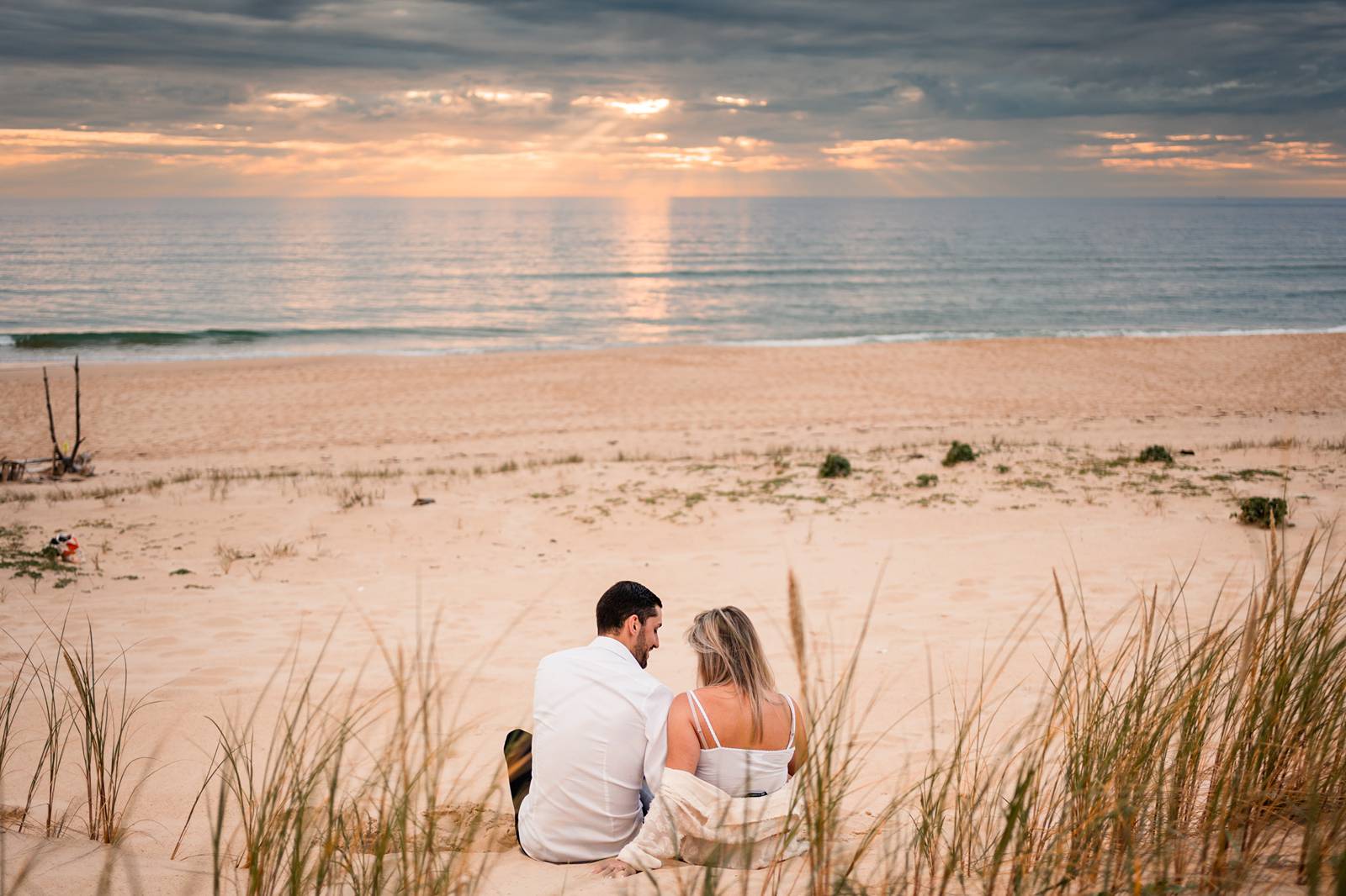 La séance photos de grossesse de Camille et Pierre-Quentin en forêt et sur la plage, au Porge, avant l'arrivée de leur petit garçon Mauro !