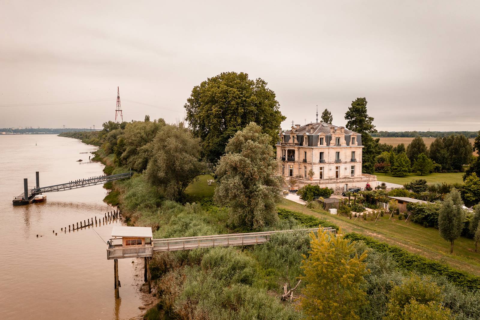 Mariage au château grattequina. Photographe mariage naturel en Gironde.