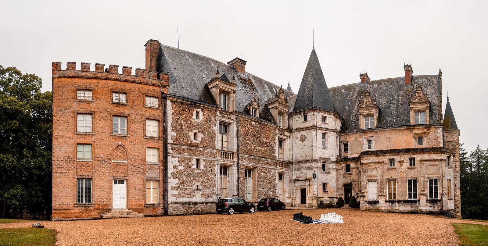 Mariage au Château de Courtalain, chic et bohème. Photos de préparatifs mariage en Eure-et-Loir.