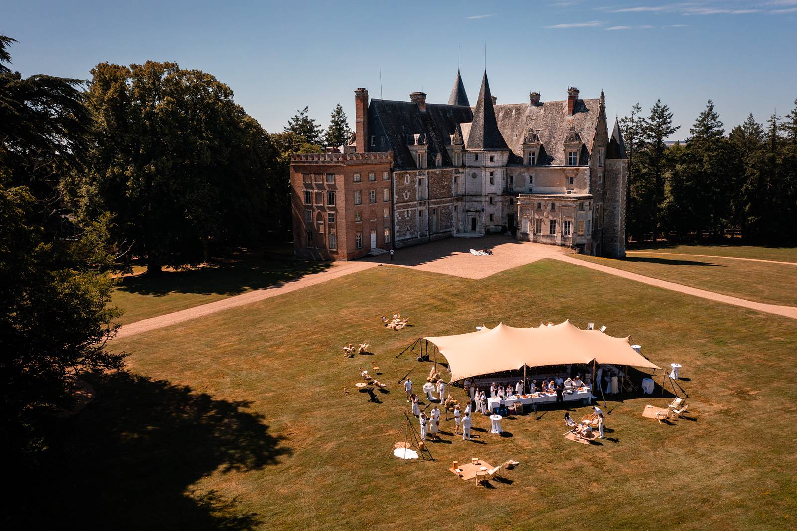 Mariage au Château de Courtalain, chic et bohème. Photos du brunch de mariage en blanc en Eure-et-Loir.