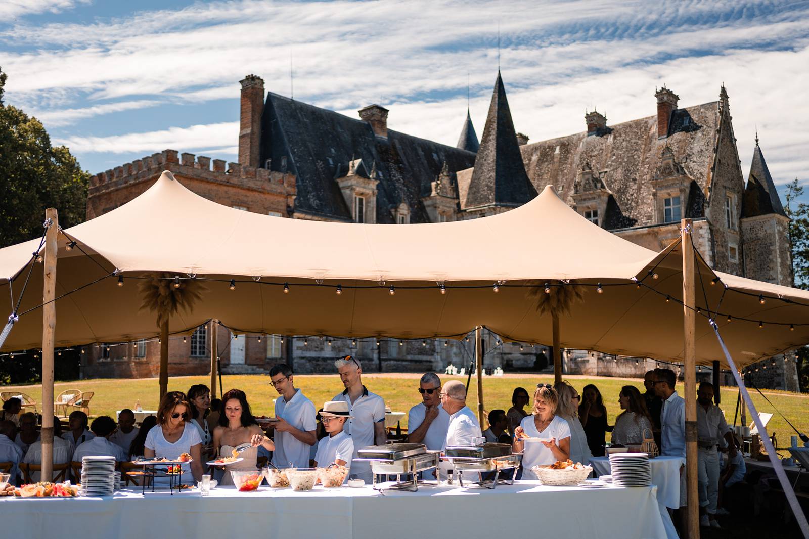 Mariage au Château de Courtalain, chic et bohème. Photos du brunch de mariage en blanc en Eure-et-Loir.