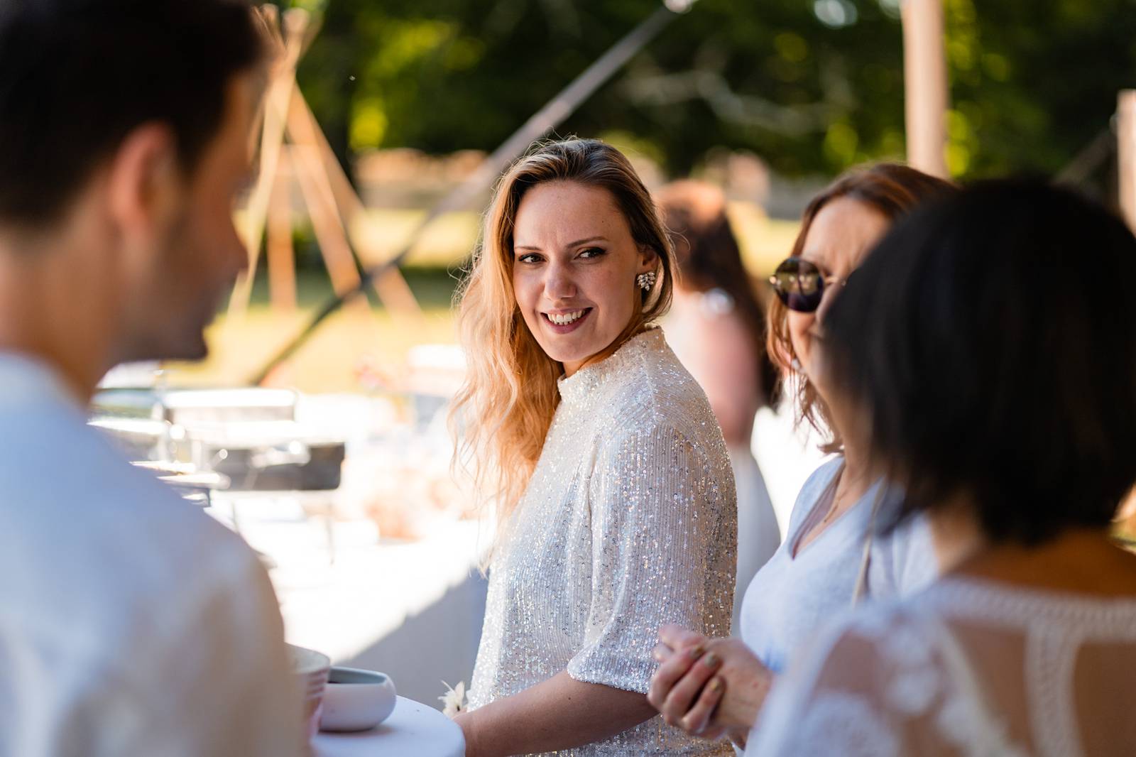 Mariage au Château de Courtalain, chic et bohème. Photos du brunch de mariage en blanc en Eure-et-Loir.