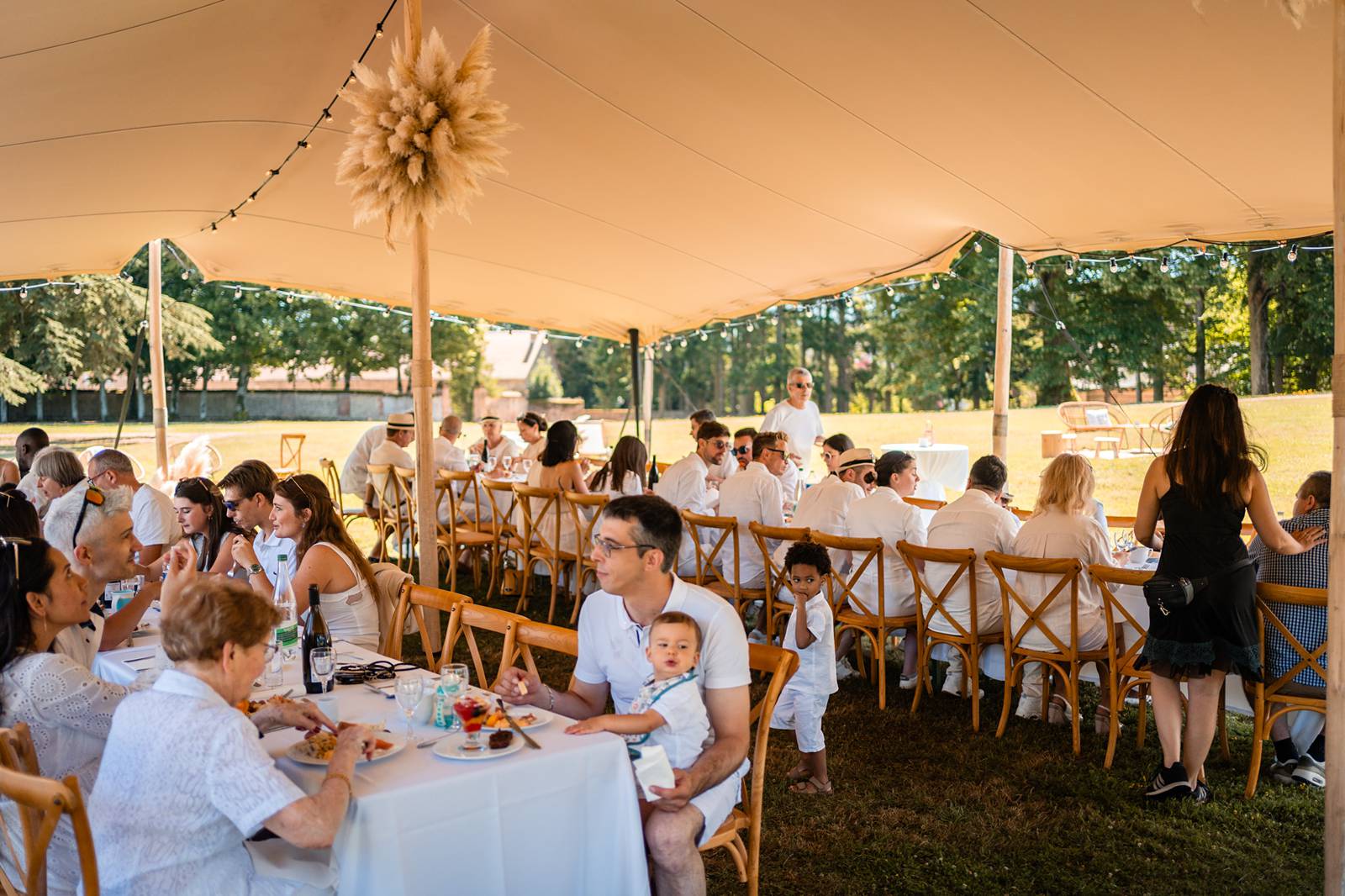 Mariage au Château de Courtalain, chic et bohème. Photos du brunch de mariage en blanc en Eure-et-Loir.