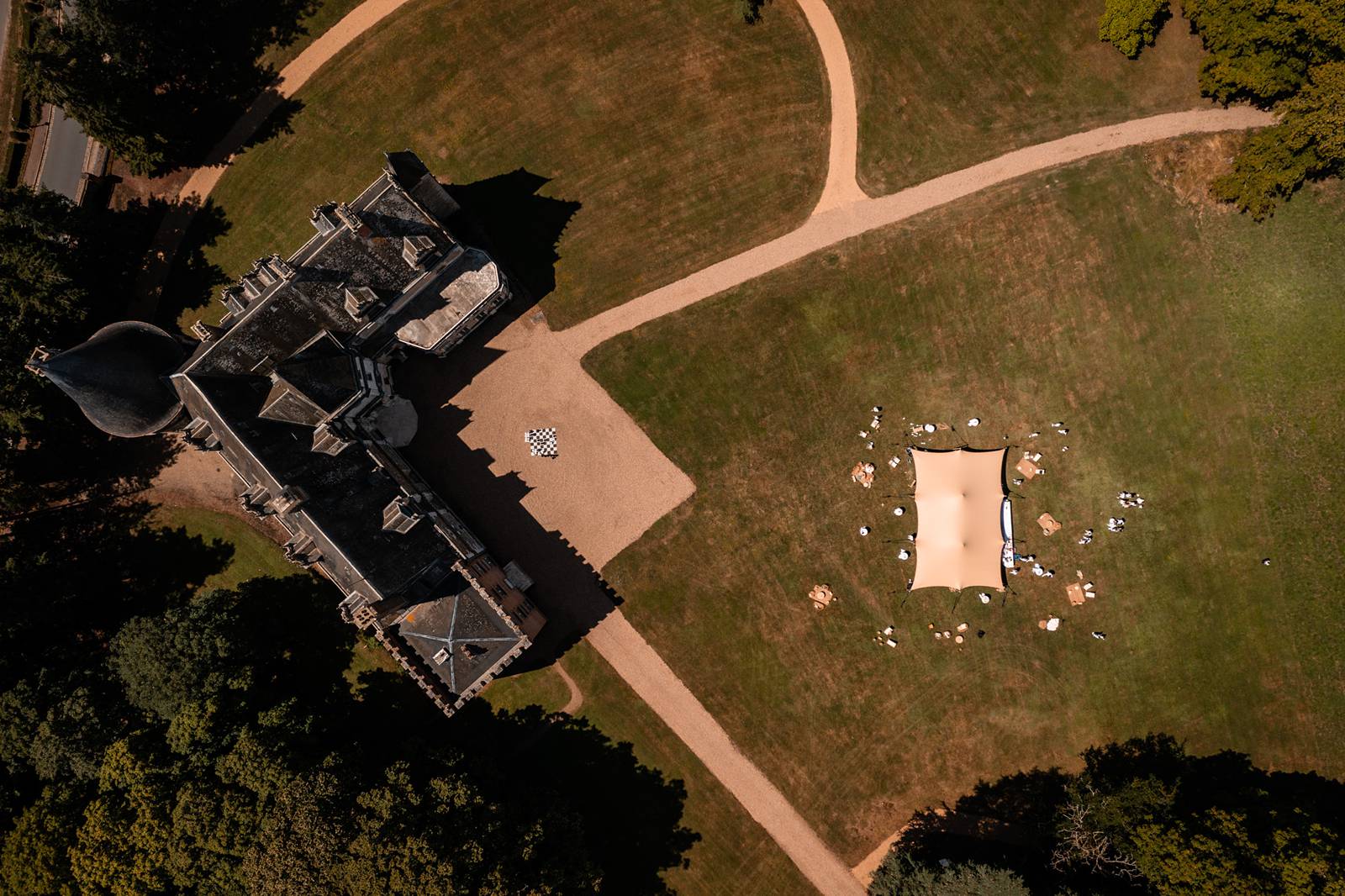 Mariage au Château de Courtalain, chic et bohème. Photos du brunch de mariage en blanc en Eure-et-Loir.