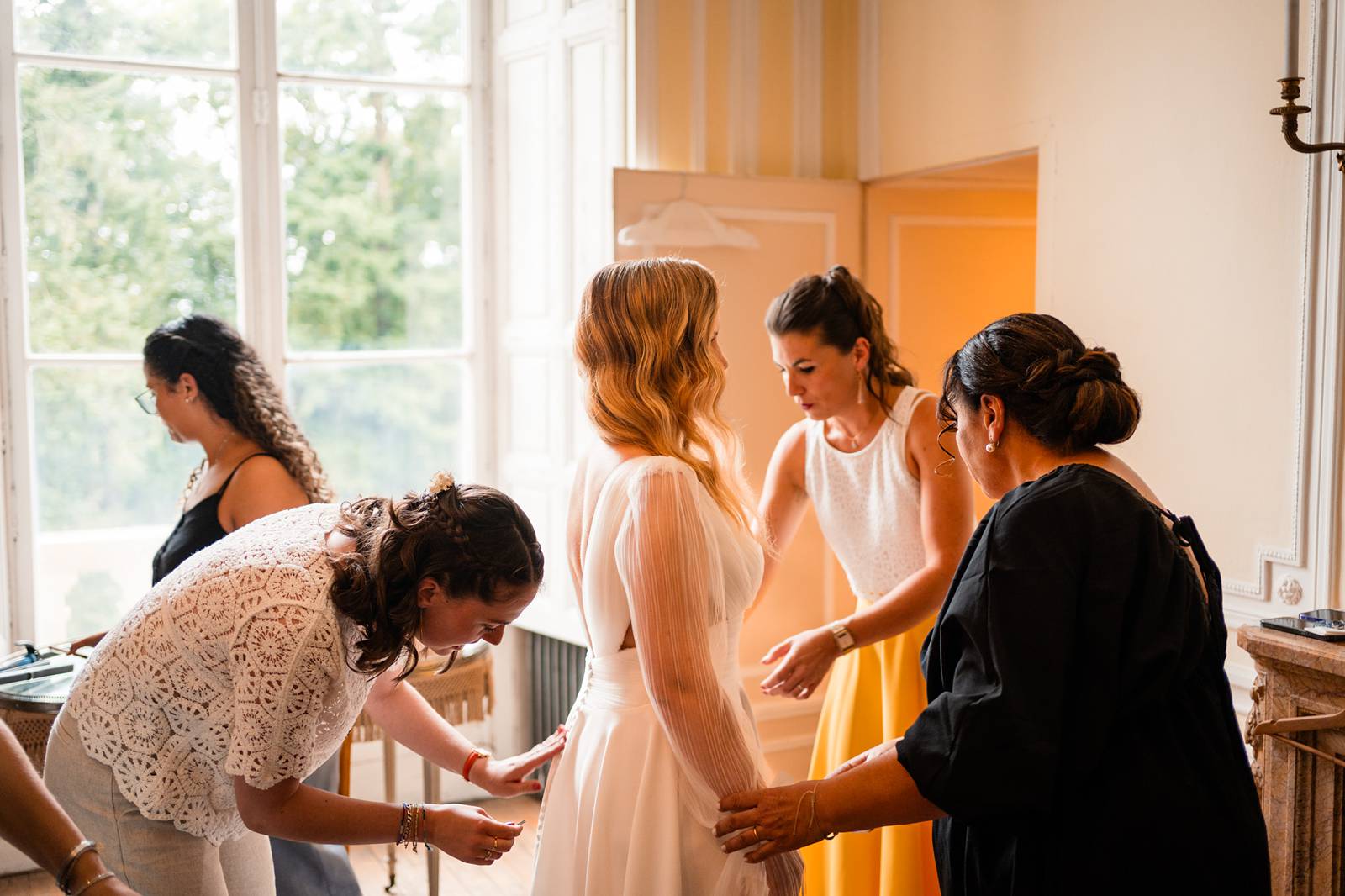 Mariage au Château de Courtalain, chic et bohème. Photos de préparatifs mariage en Eure-et-Loir.