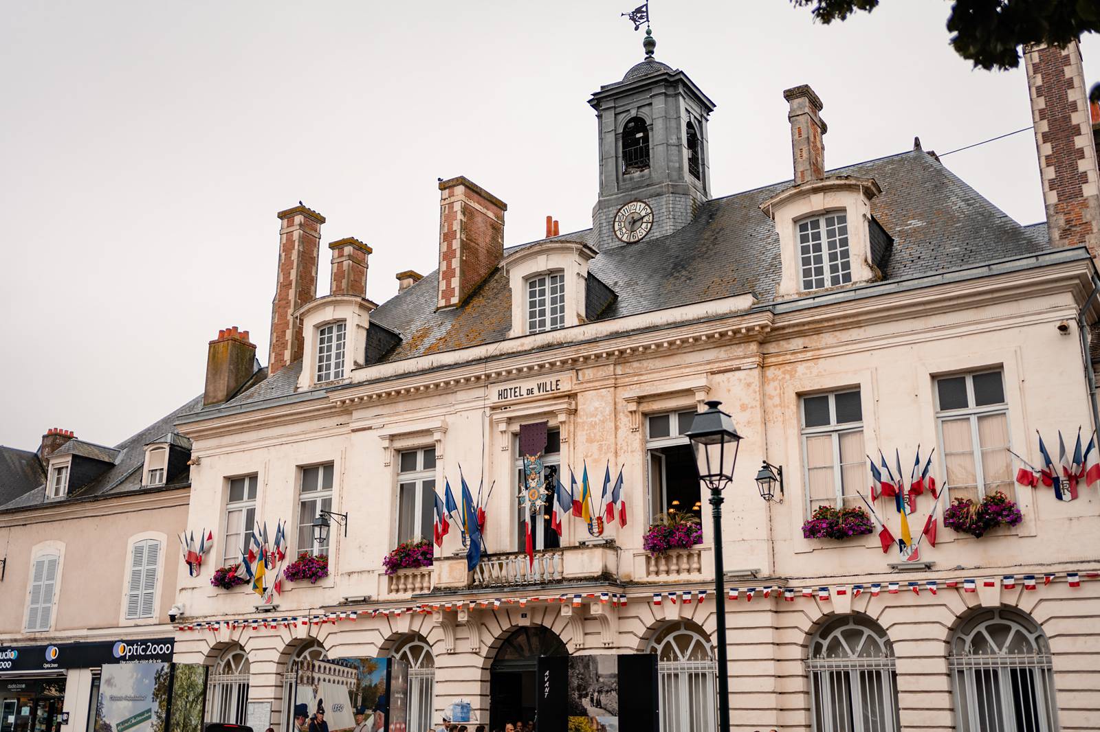 Mariage au Château de Courtalain, chic et bohème. Photos de la cérémonie civile à la Mairie de Chateaudun en Eure-et-Loir.