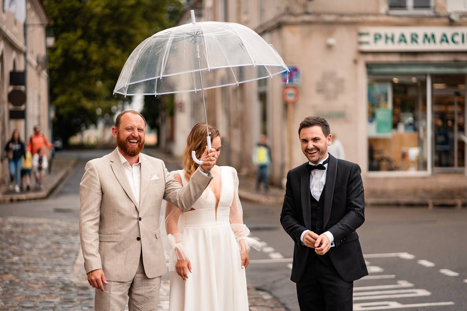 Mariage au Château de Courtalain, chic et bohème. Photos de la cérémonie civile à la Mairie de Chateaudun en Eure-et-Loir.