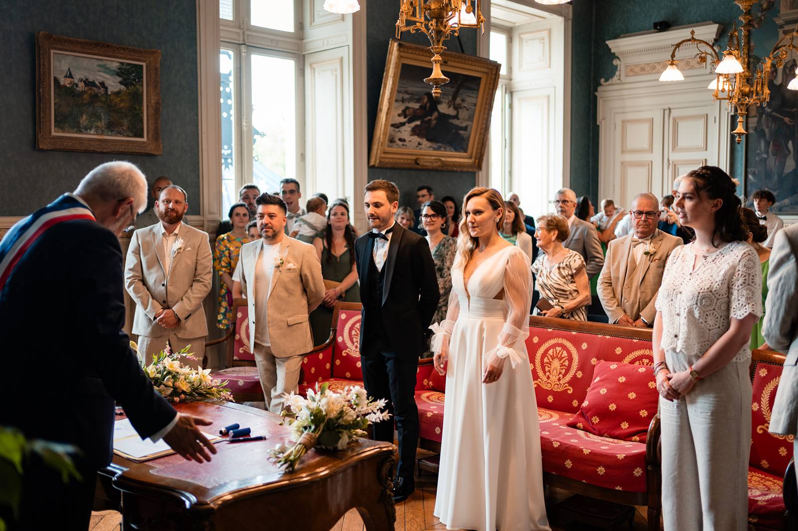 Mariage au Château de Courtalain, chic et bohème. Photos de la cérémonie civile à la Mairie de Chateaudun en Eure-et-Loir.