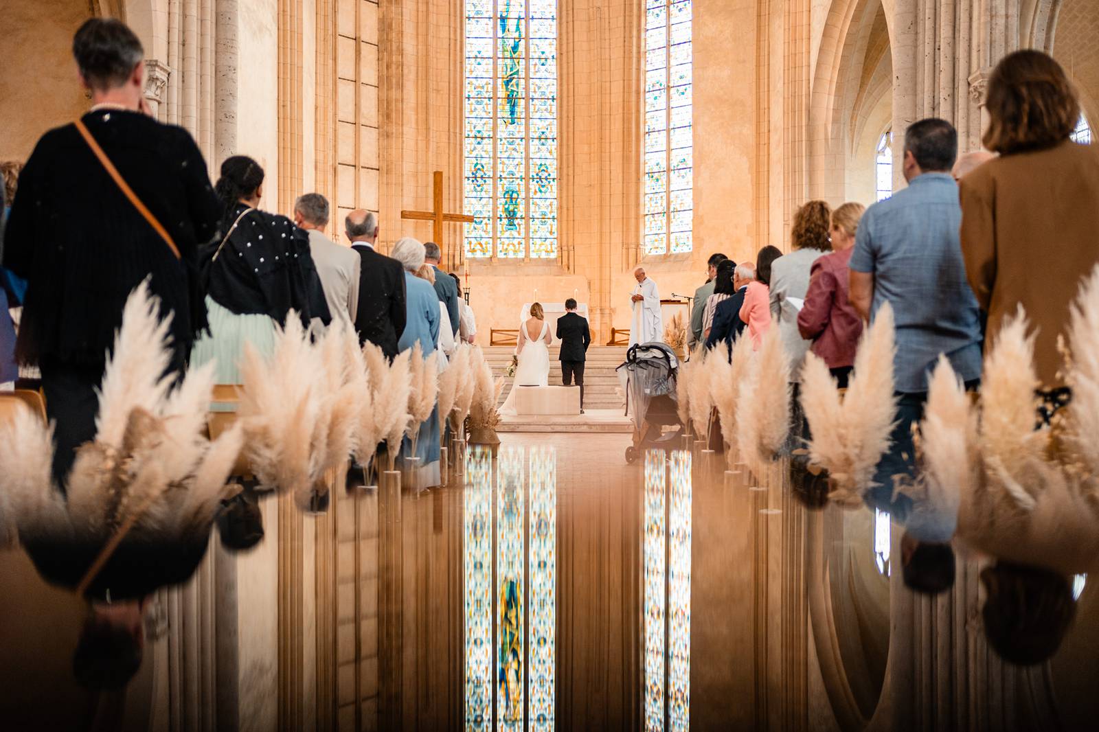 Mariage au Château de Courtalain, chic et bohème. Photos de la cérémonie religieuse à l'Eglise de la Madeleine de Chateaudun en Eure-et-Loir.