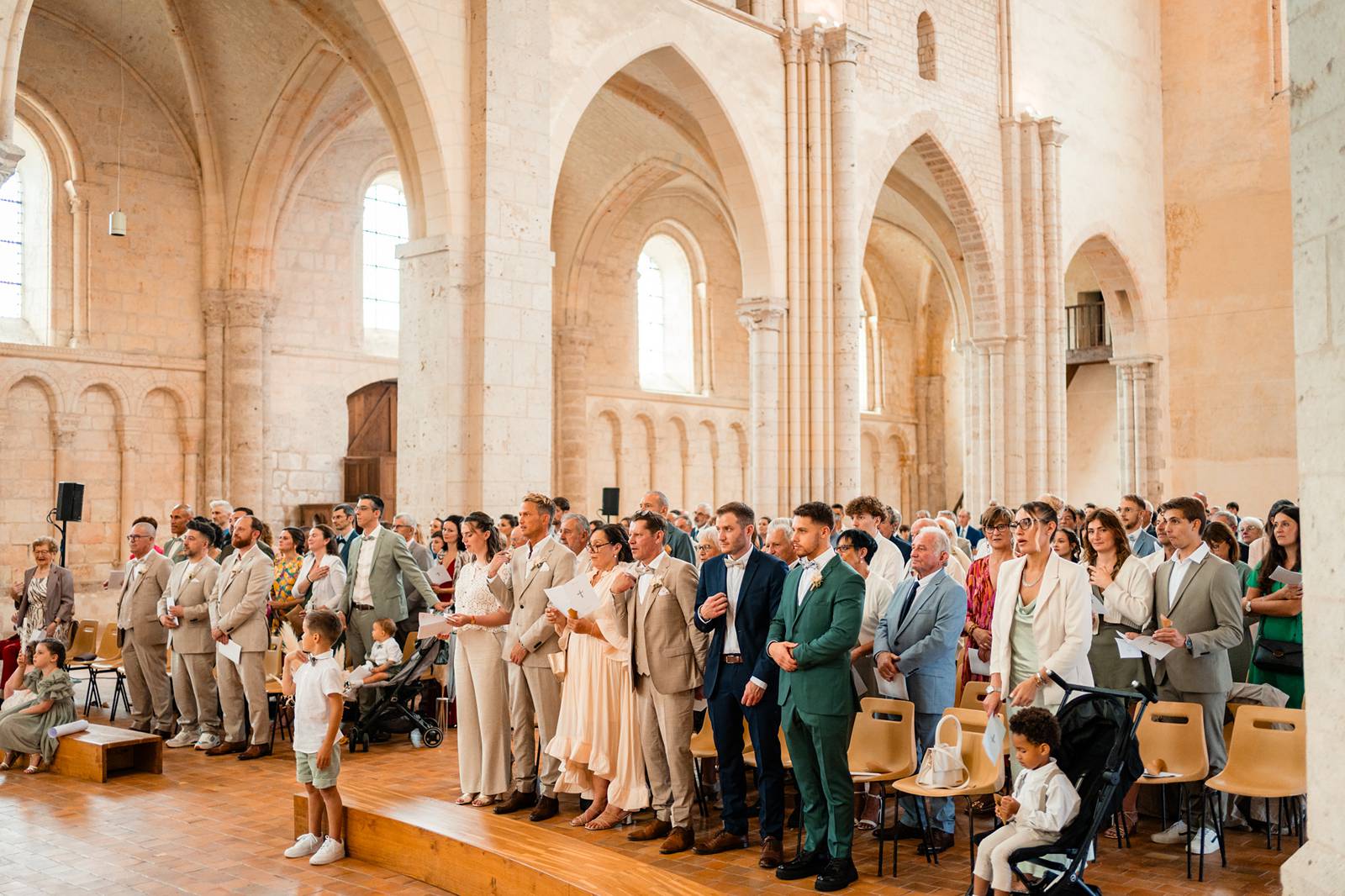 Mariage au Château de Courtalain, chic et bohème. Photos de la cérémonie religieuse à l'Eglise de la Madeleine de Chateaudun en Eure-et-Loir.