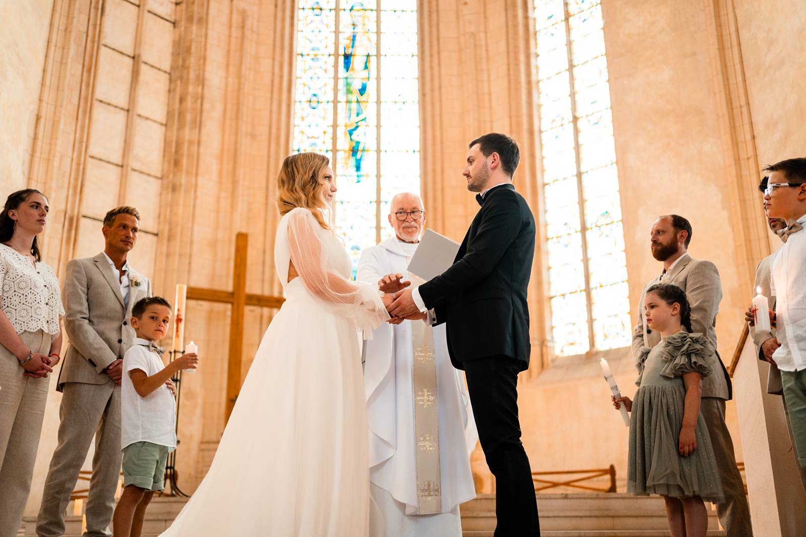 Mariage au Château de Courtalain, chic et bohème. Photos de la cérémonie religieuse à l'Eglise de la Madeleine de Chateaudun en Eure-et-Loir.