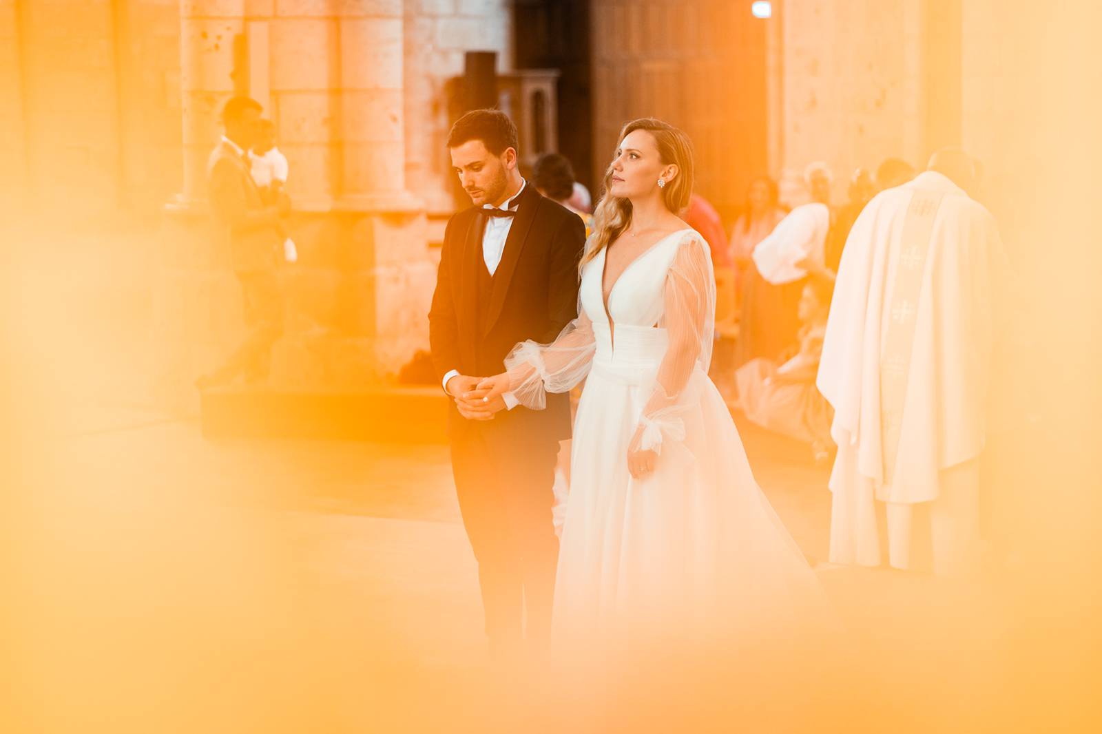 Mariage au Château de Courtalain, chic et bohème. Photos de la cérémonie religieuse à l'Eglise de la Madeleine de Chateaudun en Eure-et-Loir.