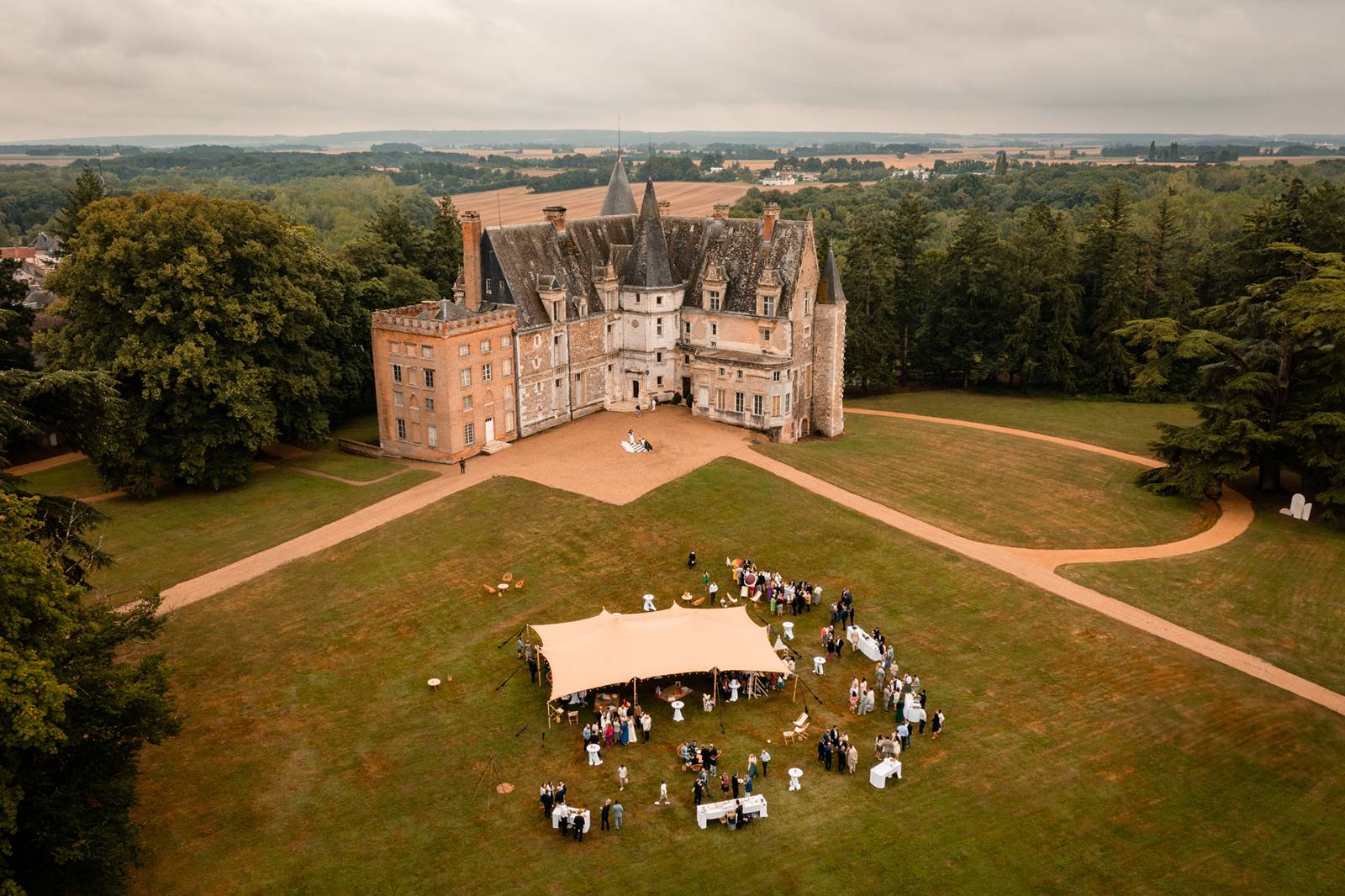 Mariage au Château de Courtalain, chic et bohème. Photos du vin d'honneur cocktail en Eure-et-Loir.