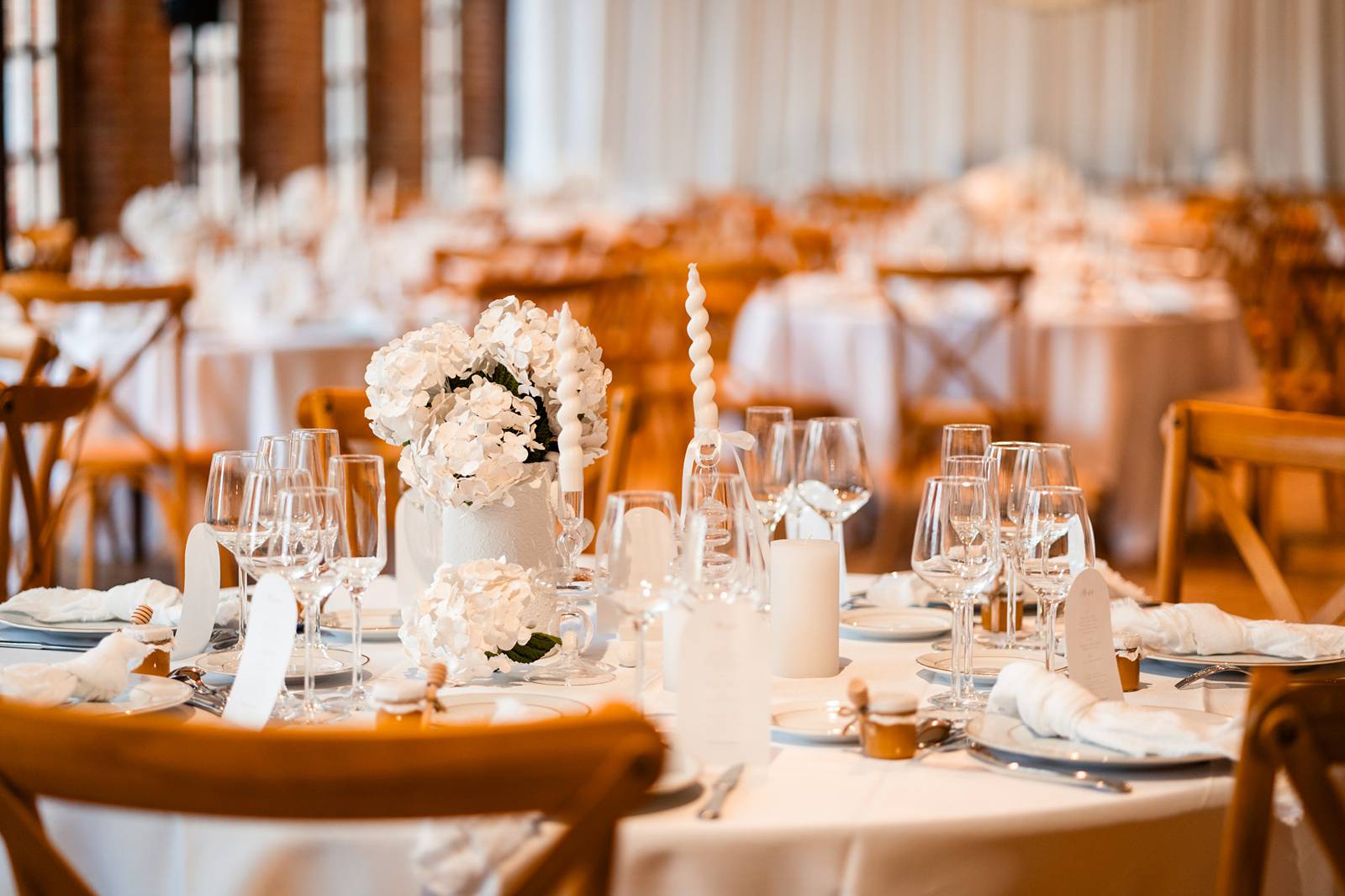 Mariage au Château de Courtalain, chic et bohème. Photos du vin d'honneur cocktail en Eure-et-Loir.