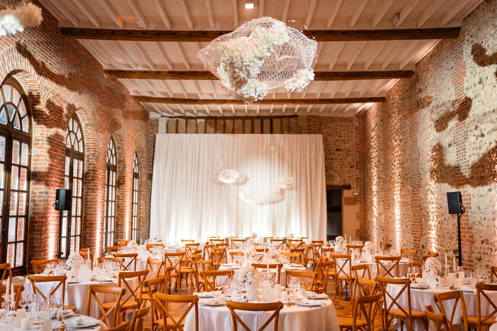 Mariage au Château de Courtalain, chic et bohème. Photos du vin d'honneur cocktail en Eure-et-Loir.