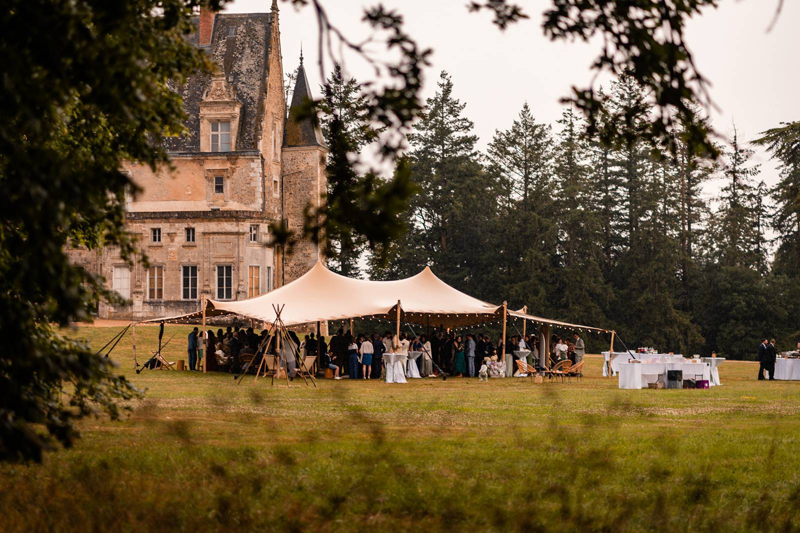 Mariage au Château de Courtalain, chic et bohème. Photos du vin d'honneur cocktail en Eure-et-Loir.