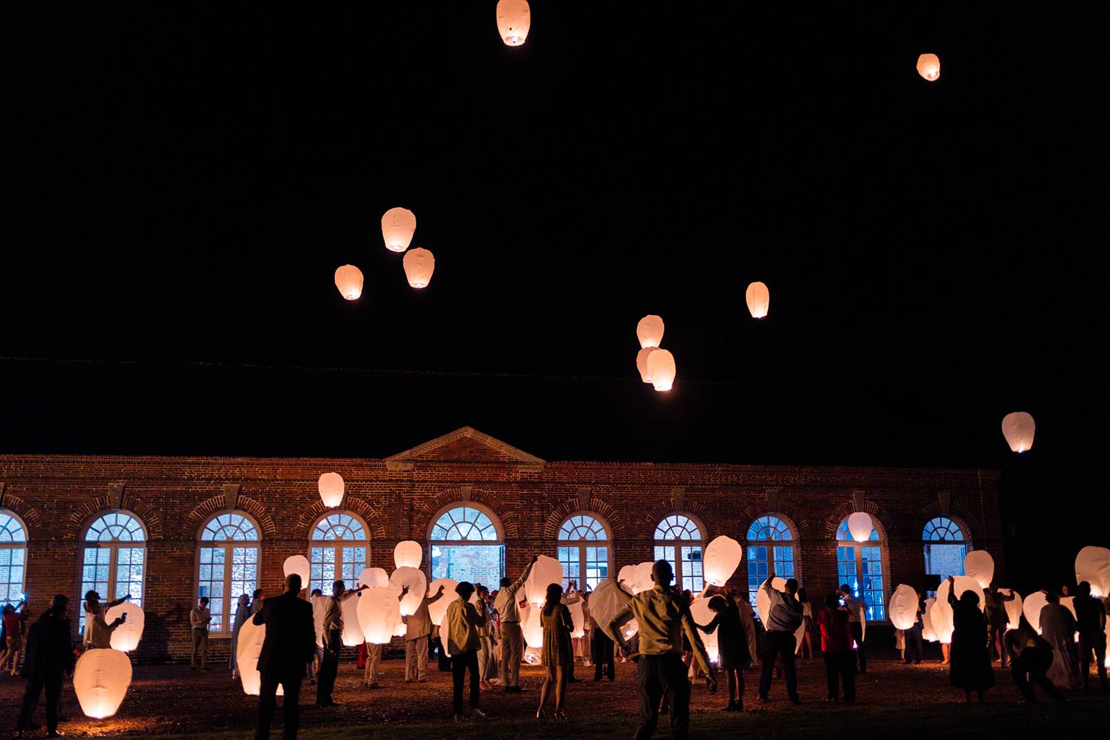 Mariage au Château de Courtalain, chic et bohème. Photos d'un lâcher de lanternes thaïlandaises en Eure-et-Loir.