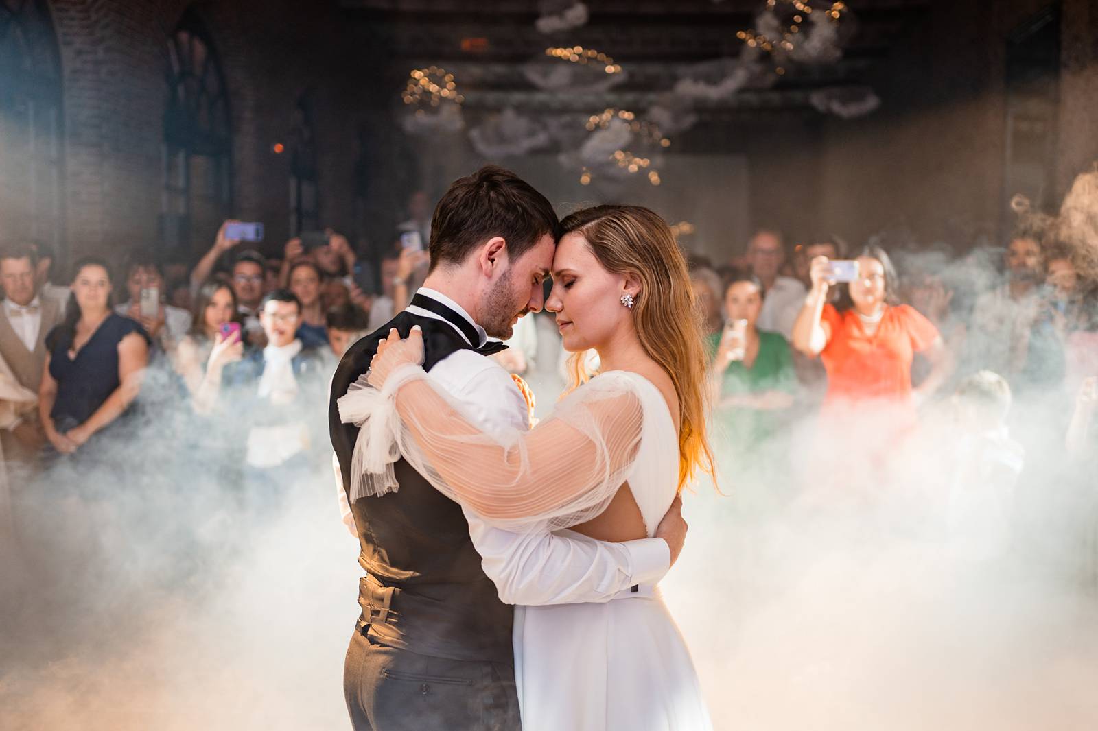 Mariage au Château de Courtalain, chic et bohème. Photos de la soirée dansante de mariage en Eure-et-Loir.