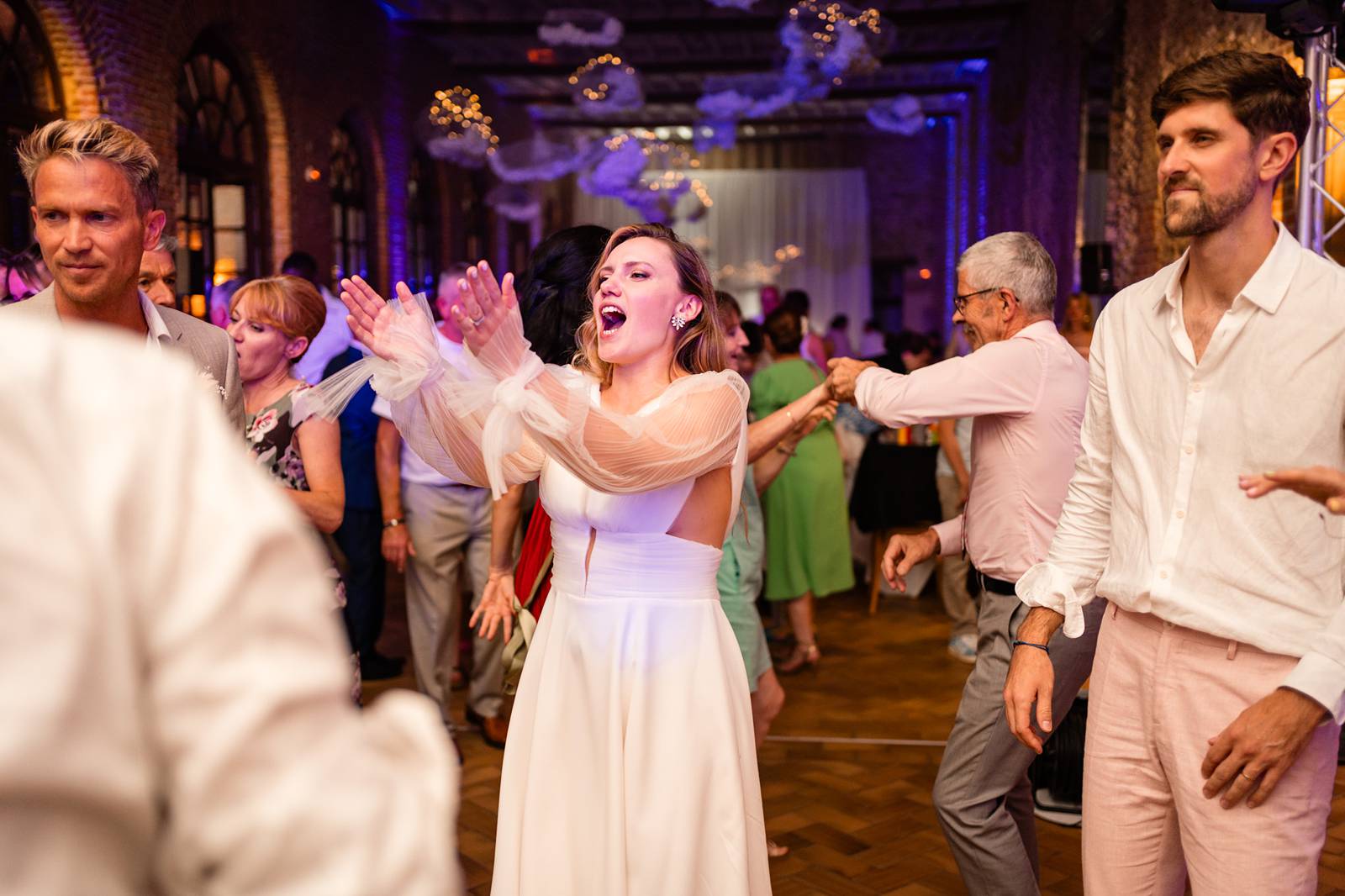 Mariage au Château de Courtalain, chic et bohème. Photos de la soirée dansante de mariage en Eure-et-Loir.