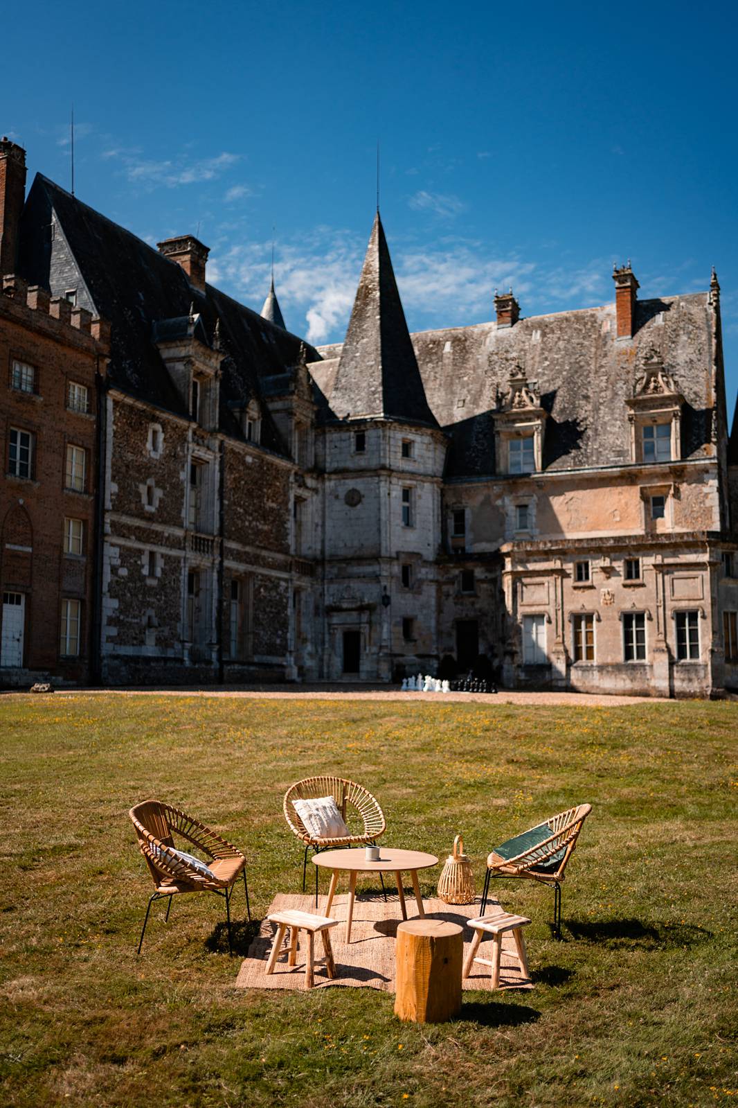 Mariage au Château de Courtalain, chic et bohème. Photos du brunch de mariage en blanc en Eure-et-Loir.