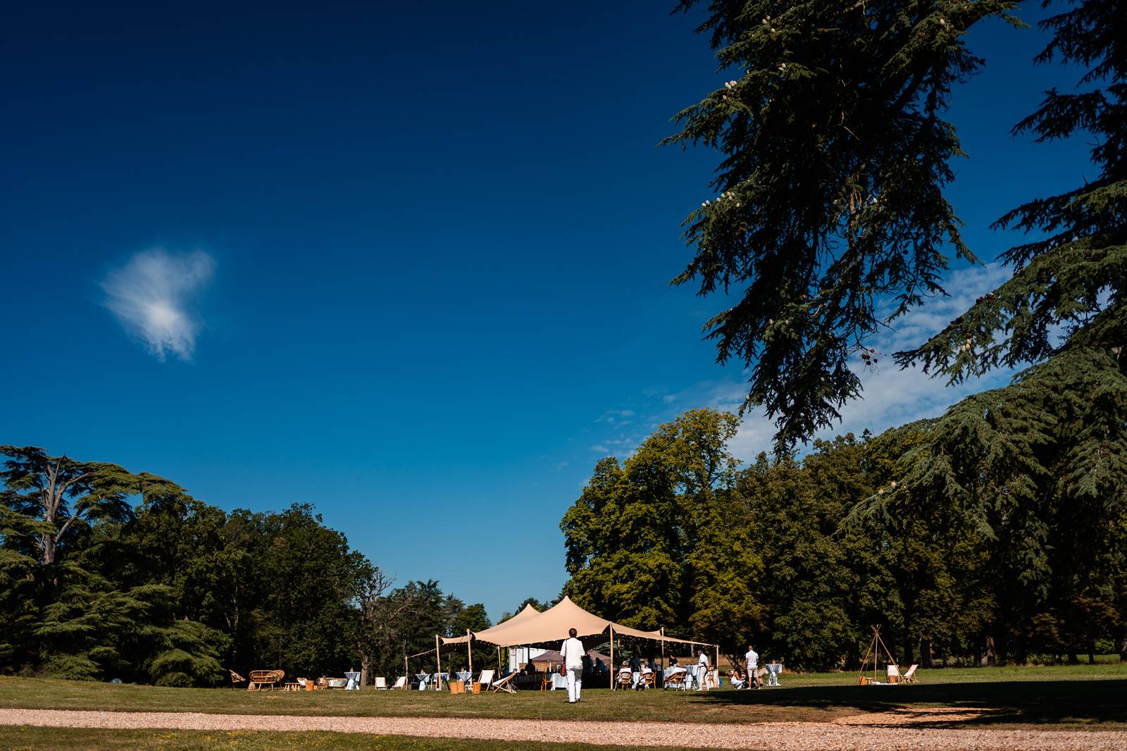 Mariage au Château de Courtalain, chic et bohème. Photos du brunch de mariage en blanc en Eure-et-Loir.