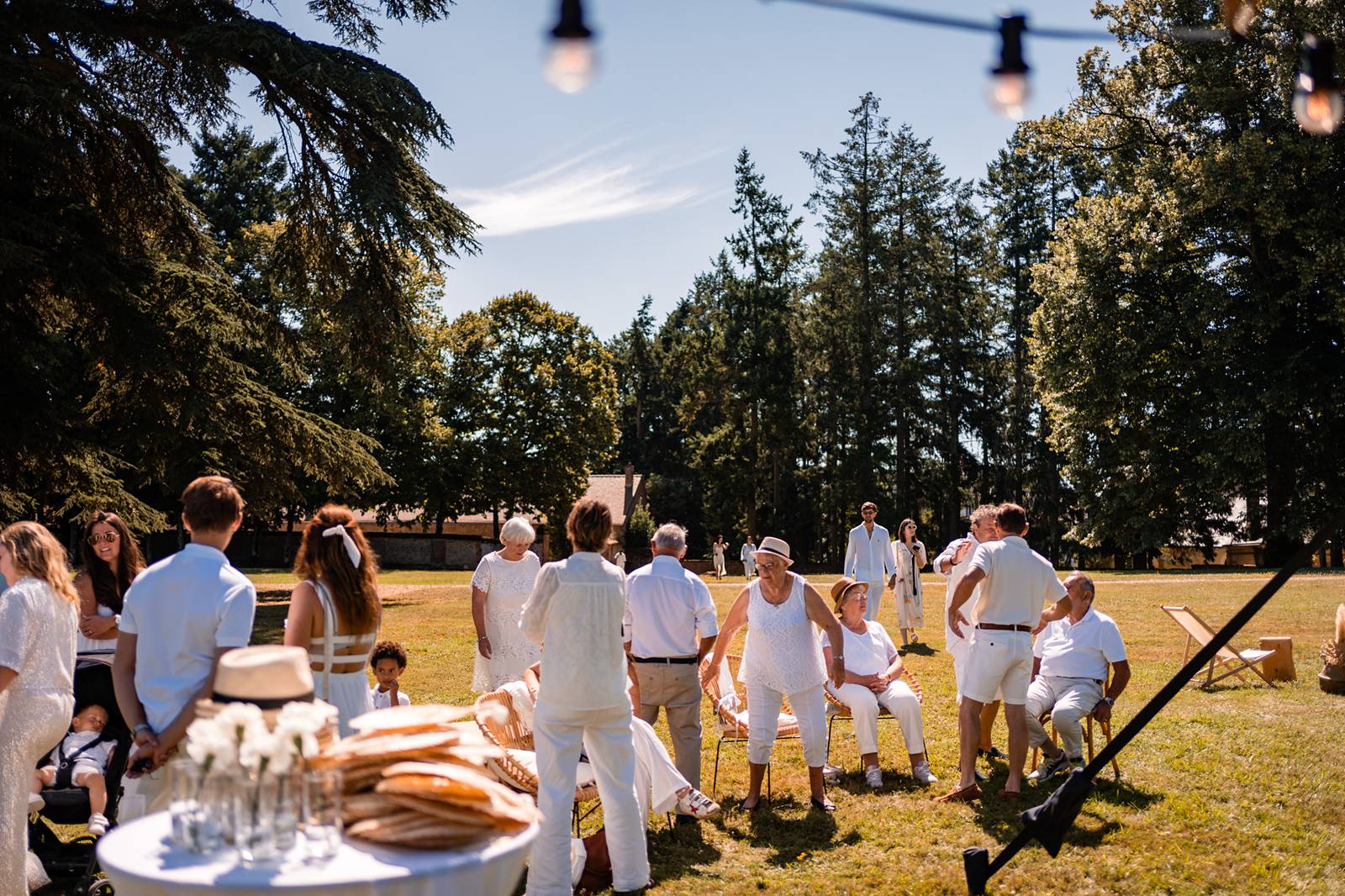 Mariage au Château de Courtalain, chic et bohème. Photos du brunch de mariage en blanc en Eure-et-Loir.