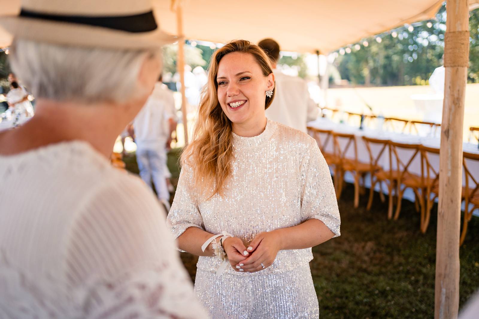 Mariage au Château de Courtalain, chic et bohème. Photos du brunch de mariage en blanc en Eure-et-Loir.