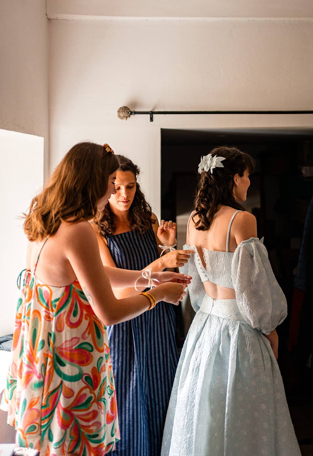 Mariage au Château Flojague proche de Saint-Emilion en Gironde, photos de préparatifs à la maison à Lugaignac.