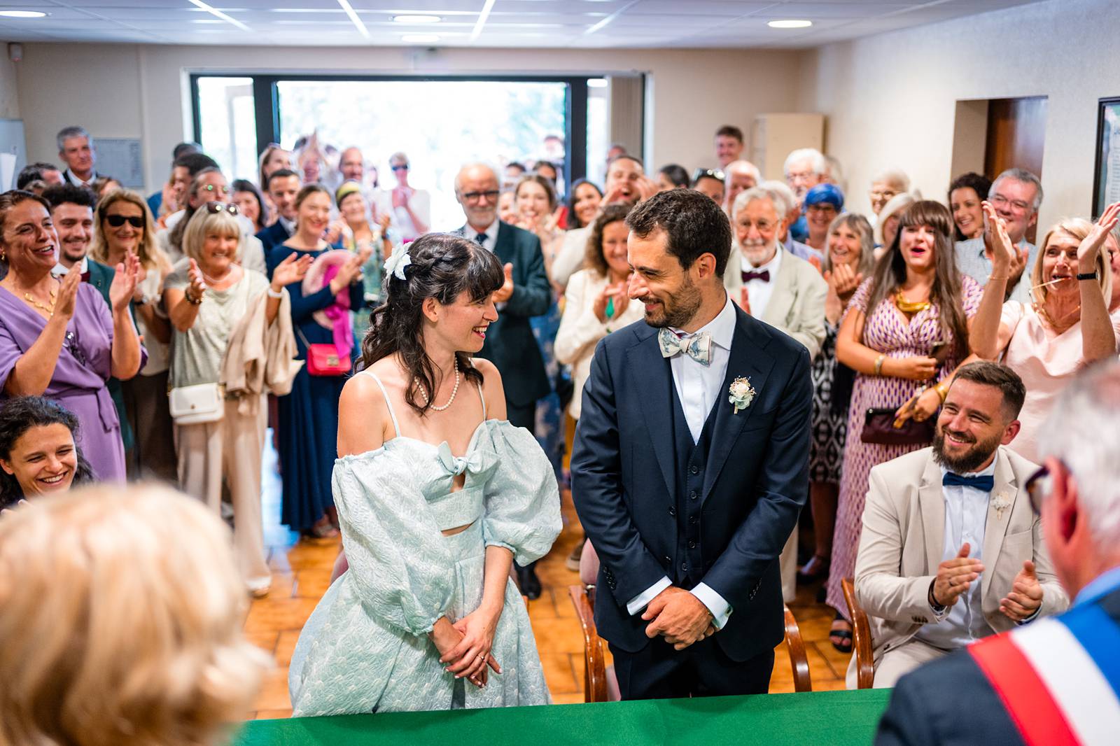 Mariage au Château Flojague proche de Saint-Emilion en Gironde, photos de cérémonie civile à la Mairie de Lugaignac.