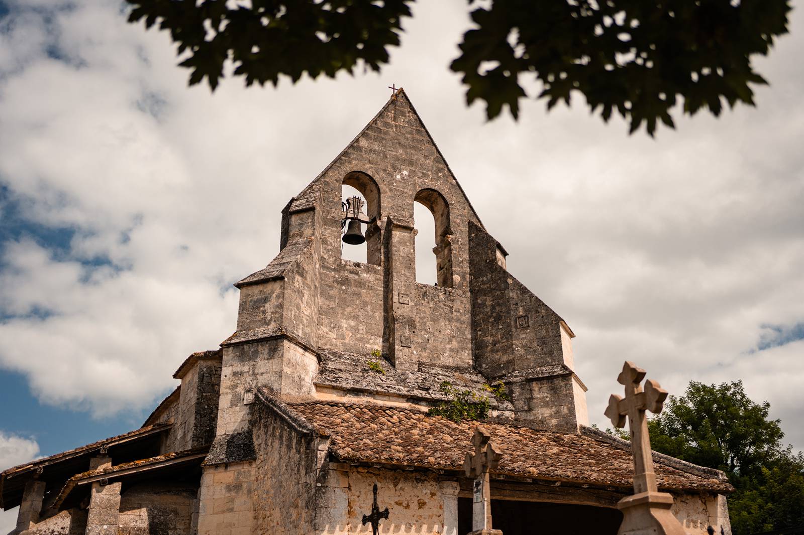 Mariage au Château Flojague proche de Saint-Emilion en Gironde, photos de cérémonie religieuse à l'église Saint-Pierre de Lugaignac.