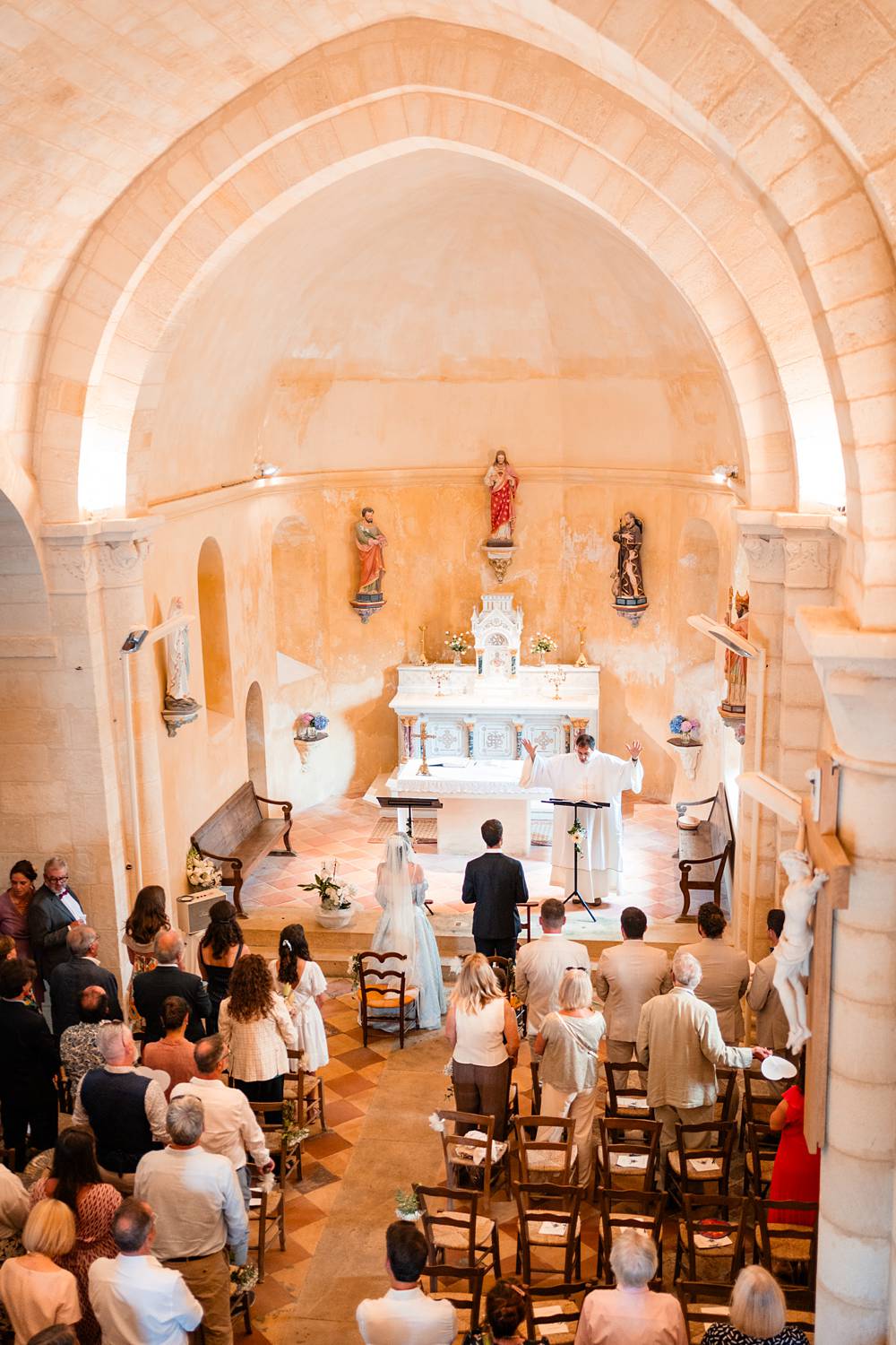 Mariage au Château Flojague proche de Saint-Emilion en Gironde, photos de cérémonie religieuse à l'église Saint-Pierre de Lugaignac.