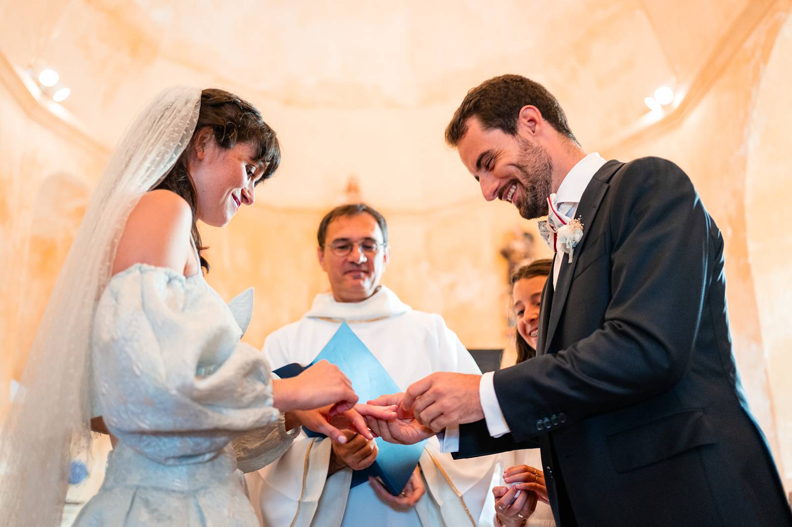 Mariage au Château Flojague proche de Saint-Emilion en Gironde, photos de cérémonie religieuse à l'église Saint-Pierre de Lugaignac.