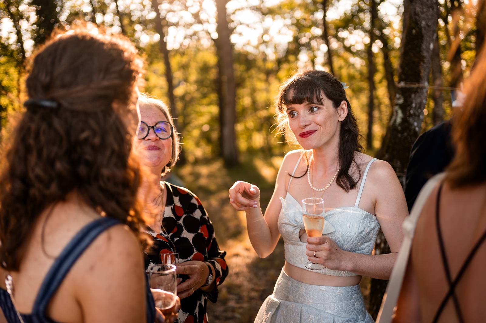 Mariage au Château Flojague proche de Saint-Emilion en Gironde, photos du vin d'honneur sous les arbres.