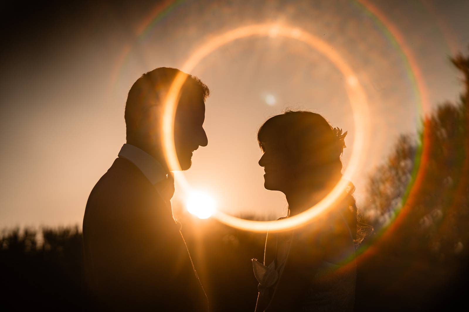 Mariage au Château Flojague proche de Saint-Emilion en Gironde, photos de couple créatives au coucher de soleil.