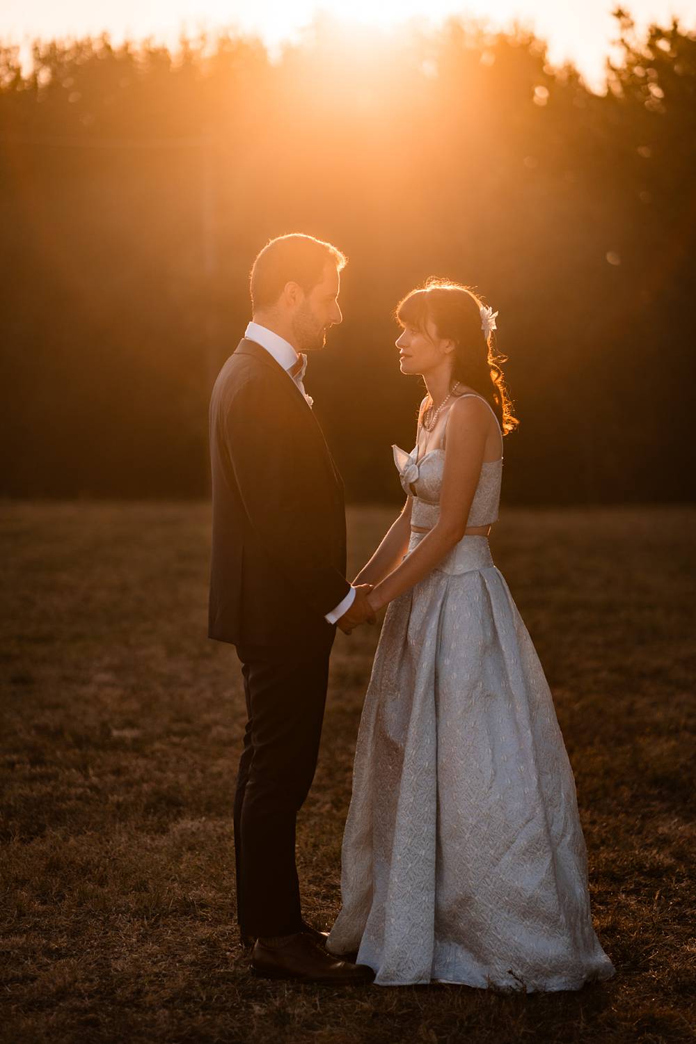 Mariage au Château Flojague proche de Saint-Emilion en Gironde, photos de couple créatives au coucher de soleil.