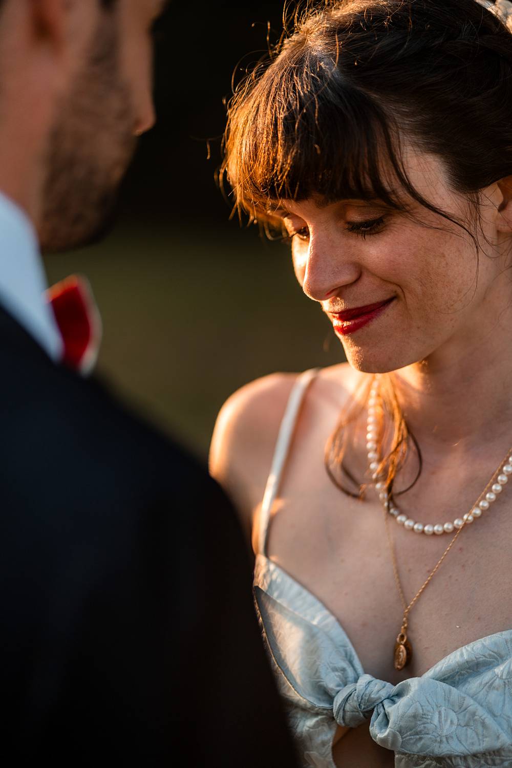 Mariage au Château Flojague proche de Saint-Emilion en Gironde, photos de couple créatives au coucher de soleil.